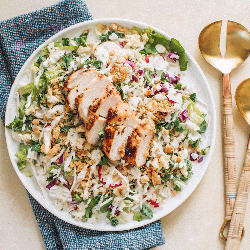 Salade aux cornichons à l’aneth avec poulet à la moutarde au miel