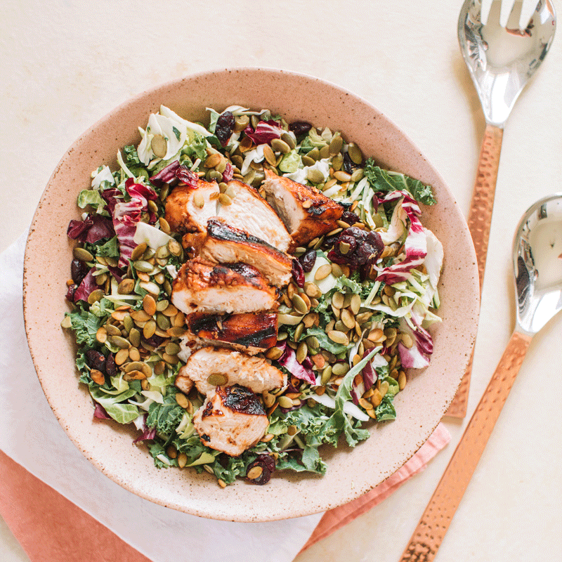 Salade de chou frisé doux avec poulet aux herbes balsamiques